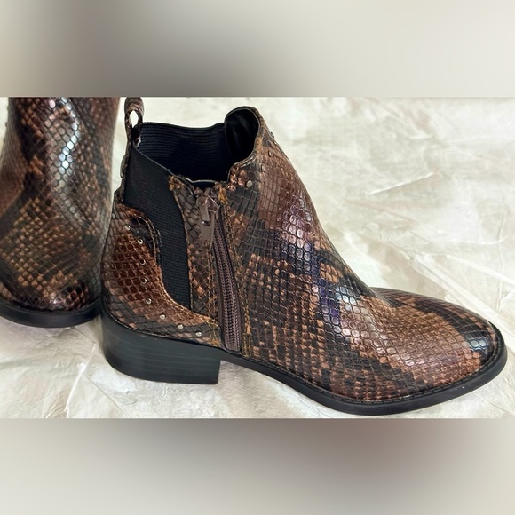 Steve Madden Girls' JCase Snake Embossed Low Heel Booties Sz 13 Used – Like New - Picture 2 of 8